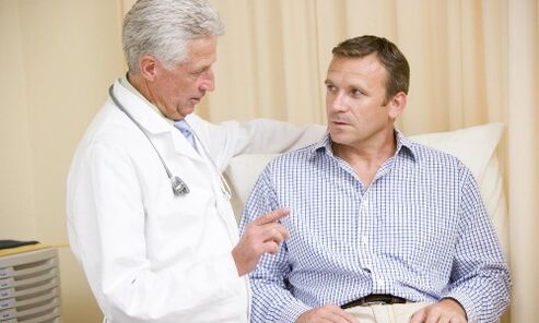 Ein Mann mit Prostatitis in einer Konsultation mit einem Urologen. 